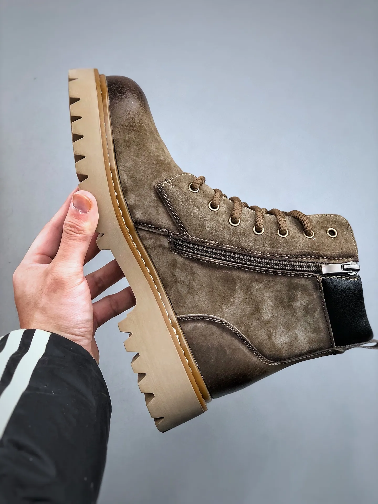 Welfare special price💰480 Timberland Timberland/Timberland new autumn and winter products (plush lining🔥warm and heat-locking) autumn and winter must-have outdoor casual rhubarb boots series #Guangdong Dachang quality original box original packaging fashion trend matching the fabric is made of Italian 🇮🇹 top frosted fine-grained cowhide with anti-odor and anti-corrosion genuine leather latex insoles. The outsole and hardware are all made from raw materials of the original factory. They are the same as the original Goodyear never-opening process. Good products do not kill pigs. The quality of the first order is strictly controlled. Exclusively released on the entire network. There is no doubt about the quality. The whole set of official website unified packaging gives you a perfect wearing experience. The quality is exquisite and durable. A must-have for sportsmen. Specially designed to prevent handsomeness. High-quality and first-class foot feel. Specially used for outdoor cold protection this winter. Daily casual matching. Size: 38 39 40 41 42 43 44 (leather shoe size)